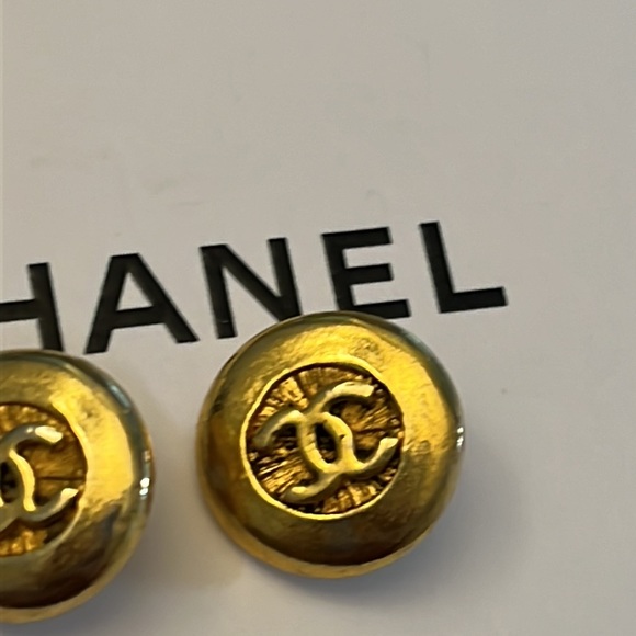 SOLD đź’” AUTHENTIC!! Lot Of 5 Chanel Vintage CC Buttons Gold 1990s - Picture 4 of 9